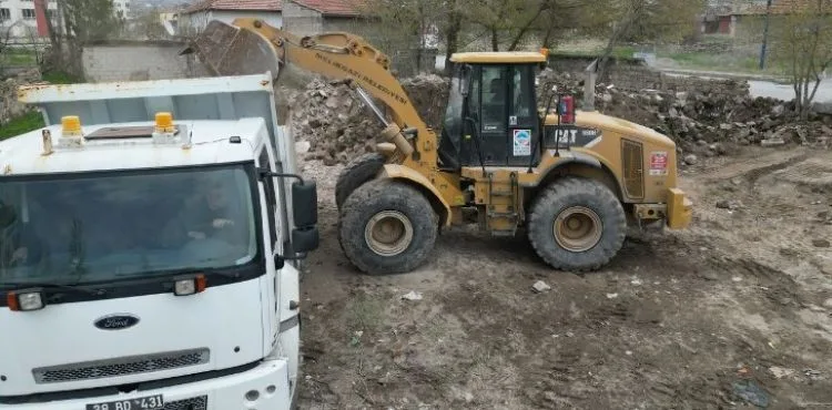 KENTSEL DÖNÜŞÜMLE YIKILAN GECEKONDULARIN HAFRİYATI TEMİZLENİYOR