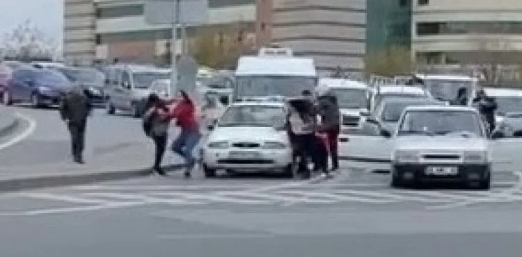 Trafikte kadınların saç saça kavgası