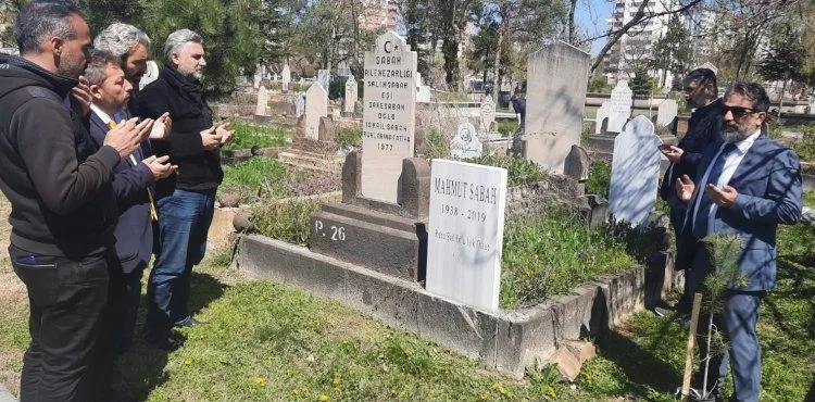 VELİ ALTINKAYA VEFATININ 2. YILI MÜNASEBETİYLE MEZARI BAŞINDA ANILDI..