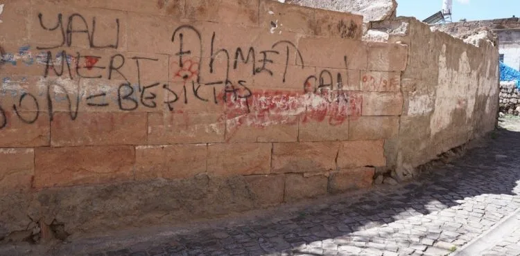 Tarihi yapılara sprey boyalı saldırı