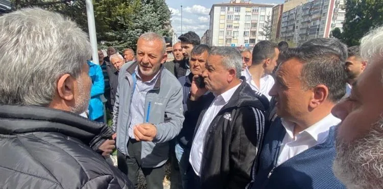 Özel Halk Otobüsü sahipleri ‘geçinemiyoruz’ diye Büyükşehir Belediyesine yürüdü
