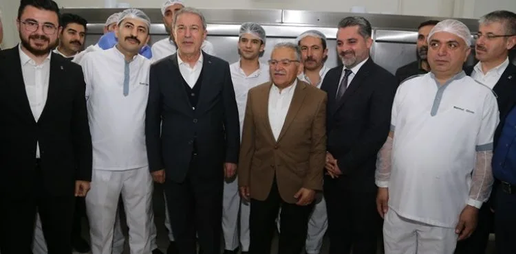 BAKAN AKAR VE BAŞKAN BÜYÜKKILIÇ, SAHURU MOBİLYA İŞÇİLERİYLE YAPTILAR