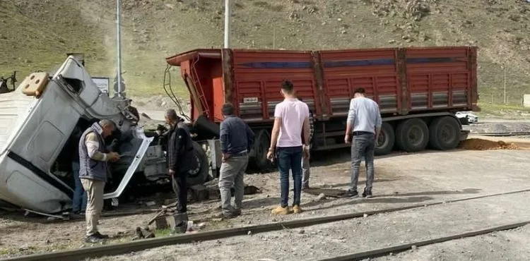 Lokomotifin çarptığı TIR sürücüsü hayatını kaybetti