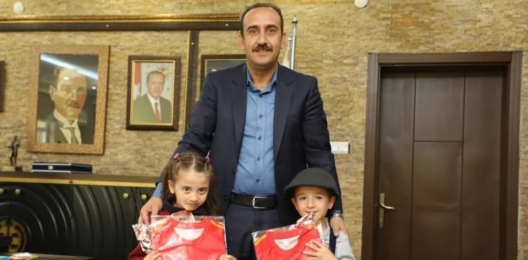 Temsili başkanlar, her Cuma öğrencilere dondurma dağıtılmasını istedi