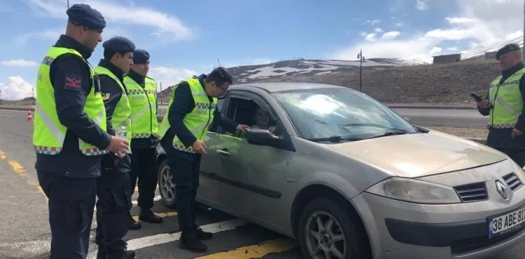 Jandarmadan bayram şekerli trafik denetimi