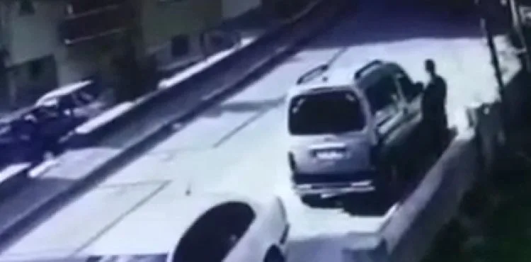 Bayramda otodan hırsızlık yapan kişi kameraya yakalandı