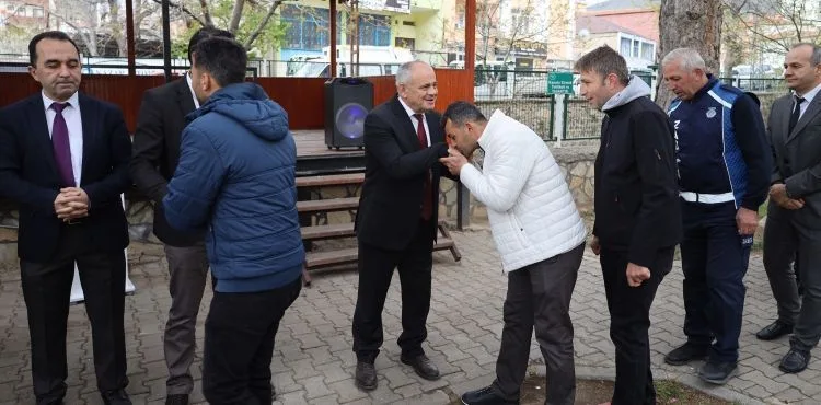 BAŞKAN ESAT ÖZTÜRK PERSONELLERİYLE BAYRAMLAŞTI