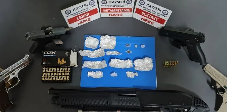 Narkotik operasyonunda 2 gözaltı; 2 kişinin de aranması olduğu tespit edildi