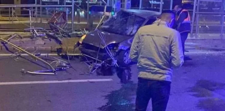 Otomobil tramvay durağına çarptı: 2 yaralı