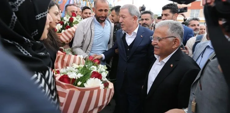 BAKAN AKAR VE BAŞKAN BÜYÜKKILIÇ’IN TOMARZA VE BÜNYAN ZİYARETLERİ MİNİ MİTİNGE DÖNÜŞTÜ