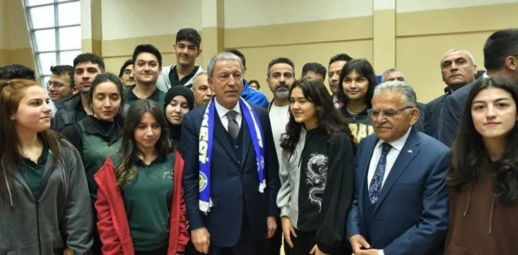 BAKAN AKAR VE BAŞKAN BÜYÜKKILIÇ KAYSERİ LİSESİ ÖĞRENCİLERİYLE BULUŞTU
