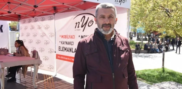 Fabrikada çalışacak işçi bulmak için stant açtılar