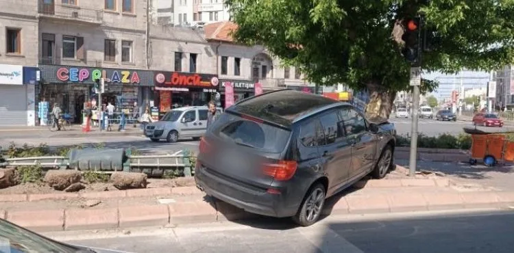 Kontrolünü kaybeden araç sürücüsü ağaca çarptı