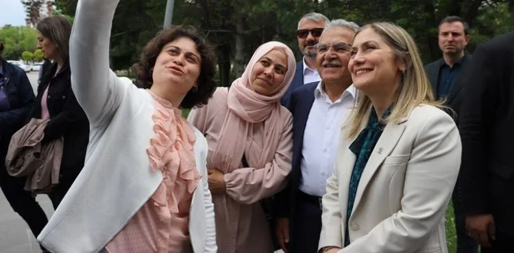 BAKAN AKAR, BÜYÜKŞEHİR ETKİNLİĞİNDE ANNELERLE BULUŞTU