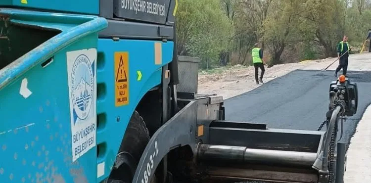 BÜYÜKŞEHİR’DEN DOĞALGAZ ÇALIŞMALARINDA ZARAR GÖREN YOLLARDA SICAK ASFALT ÇALIŞMASI