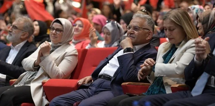 BAKAN AKAR, BÜYÜKŞEHİR ETKİNLİĞİNDE ANNELERLE BULUŞTU