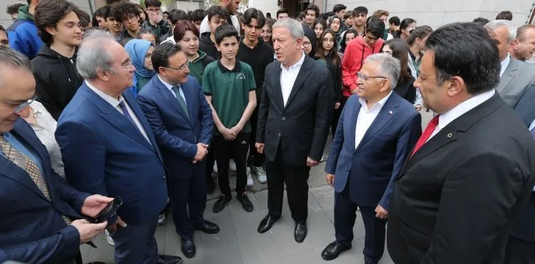 Bakan Akar, Kayseri Fen Lisesi’ne dönüştürülen okulda öğrencilerle buluştu