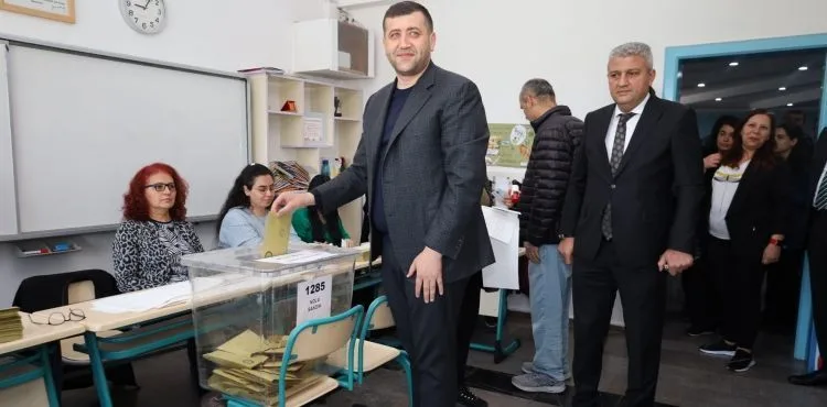 Milletvekili adayı Ersoy ve İl Başkanı Bağçovan, oylarını kullandı