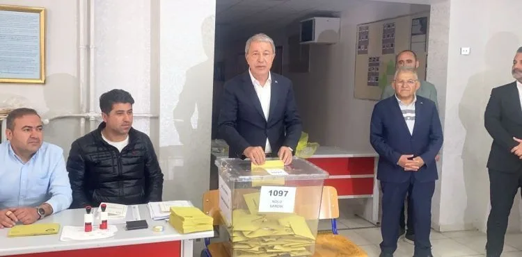 Bakan Akar oyunu okuduğu Kayseri Lisesi’nde kullandı
