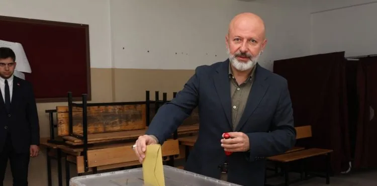 BAŞKAN ÇOLAKBAYRAKDAR, OYUNU AİLESİYLE BİRLİKTE KULLANDI