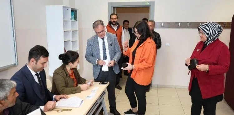 BAŞKAN ÖZDOĞAN AİLESİYLE BİRLİKTE OYUNU KULLANDI