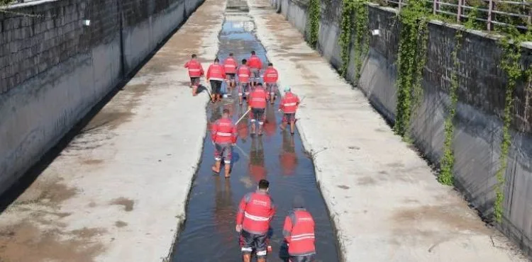 KOCASİNAN, İLÇE GENELİNDEKİ TÜM KANALLARI TEMİZLEYİP, İLAÇLIYOR