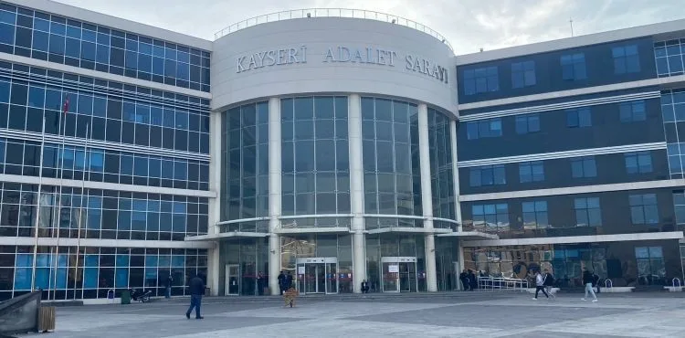 Tartıştığı sevgilisinin telefonunu yağmadan yargılanan şahsa 2 yıl 4 ay hapis