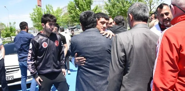 Muaythai Dünya Şampiyonasından madalyayla dönen Kayserili sporcular çiçeklerle karşılandı