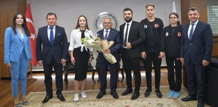 BAŞKAN BÜYÜKKILIÇ, GENÇ MİLLİ SPORCULARI AĞIRLADI