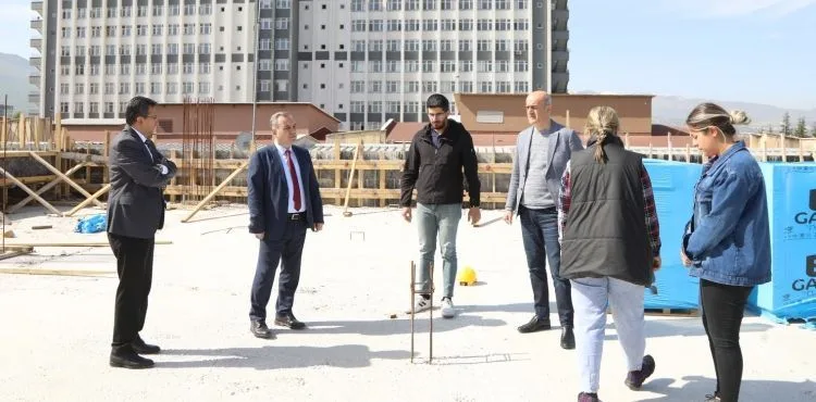 Rektör Altun, ERÜ Acil Ek Binasının Birinci Etap İnşaatında İncelemelerde Bulundu