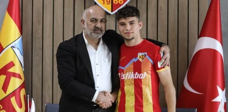 Kayserispor’da alt yapıdan yetişen Muhammed Eren Arıkan ile 3 senelik sözleşme imzalandı