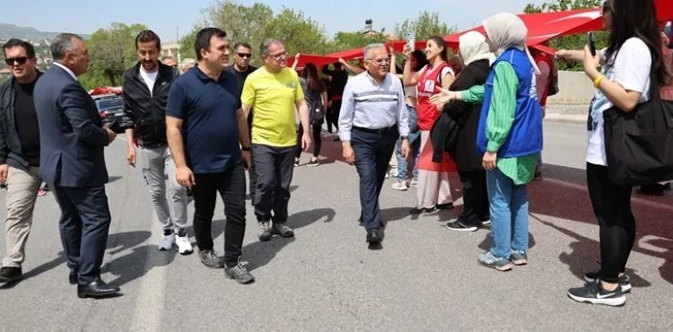 GENÇLERDEN 100 METRELİK DEV TÜRK BAYRAĞI