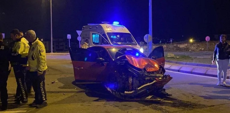 İki araç çarpıştı 1 araç takla attı: 4 yaralı