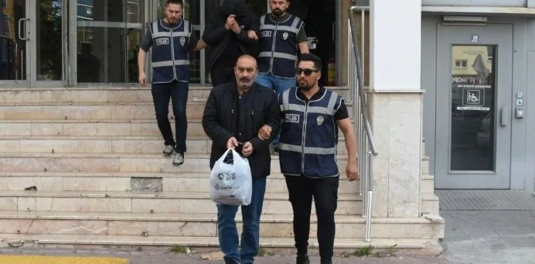 Hırsızlık suçundan aranan 2 kişi yakalandı