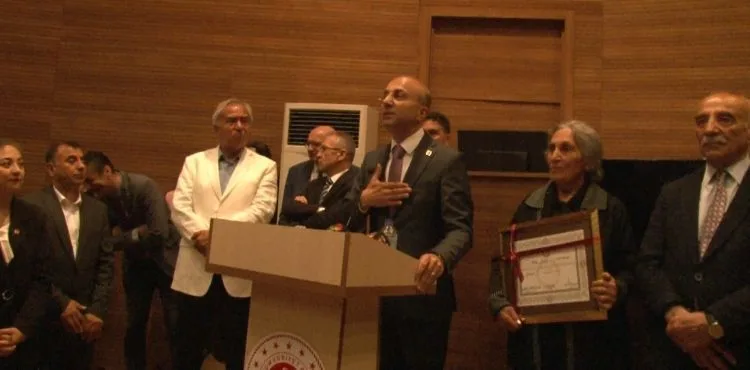 CHP Milletvekili Aşkın Genç, mazbatasını aldı