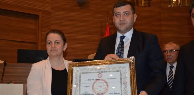 MHP Milletvekilleri İsmail Özdemir ve Baki Ersoy mazbatasını aldı