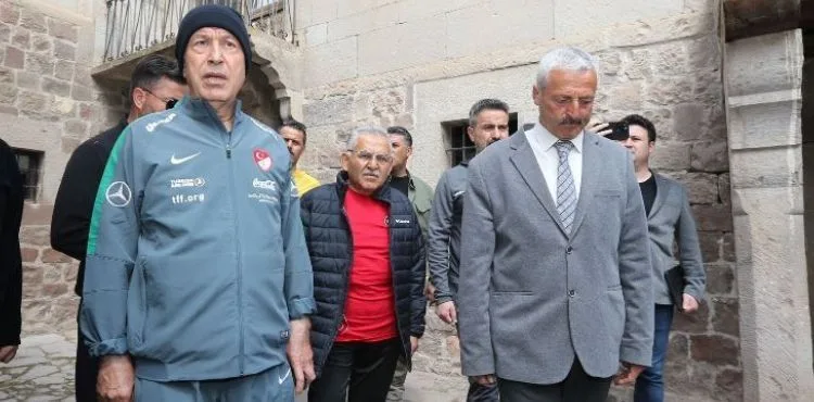 BAKAN AKAR VE BAŞKAN BÜYÜKKILIÇ, GENÇLERLE BÜYÜKŞEHİR'İN DOĞA YÜRÜYÜŞÜNDE BULUŞTU