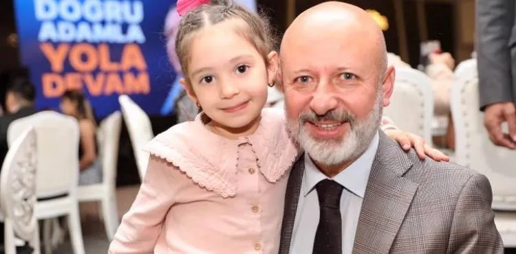 BAŞKAN ÇOLAKBAYRAKDAR, DEPREM BÖLGESİNDE ÇALIŞAN BERBER VE KUAFÖRLERLE BİR ARAYA GELDİ