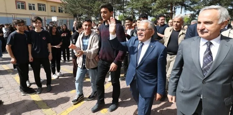 BAŞKAN BÜYÜKKILIÇ, ÖĞRENCİLERLE TOGG’U BULUŞTURUYOR