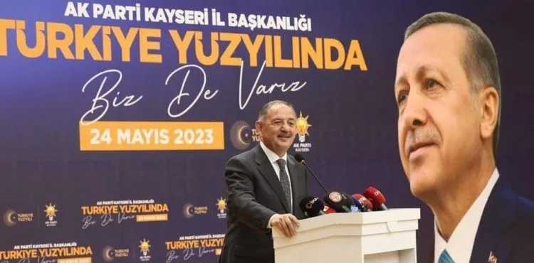 AK Parti’ye yeni katılan üyelere rozet takıldı