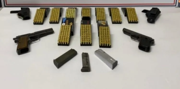 Evinde ruhsatsız tabanca bulunan 2 şüpheli yakalandı