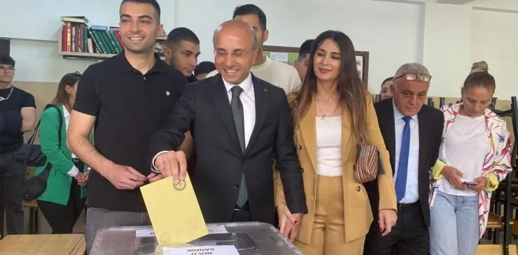 CHP’li Aşkın Genç ve eşi Zahide Genç oyunu kullandı