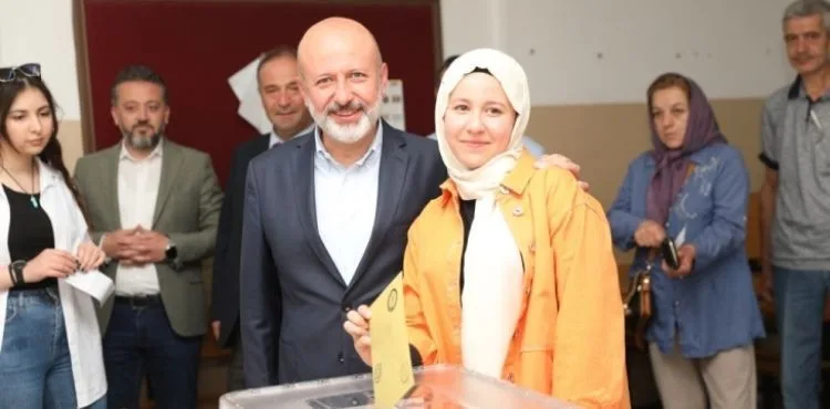 BAŞKAN ÇOLAKBAYRAKDAR, AİLESİYLE BİRLİKTE OY KULLANDI