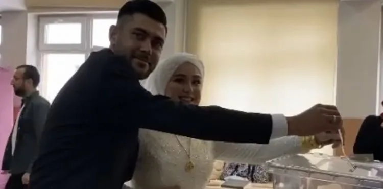 Düğün öncesi gelinlik ve damatlıkla oy kullandılar