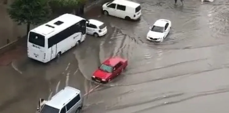 Şiddetli yağış sele dönüştü