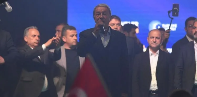 Cumhuriyet Meydanında coşkulu kutlama: Bakan Akar Kayserililere teşekkür etti