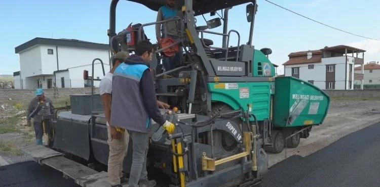 GESİ MAHALLESİNDE 6 SOKAK ASFALTLANIYOR
