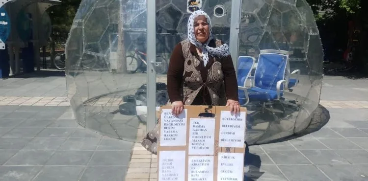 Kooperatif mağduru kadın, meydanda pankart açarak hakkını arıyor