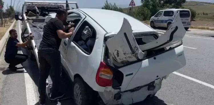 Yoldan çıkan araç, kanal boyundaki koruma demirlerine çarparak durabildi