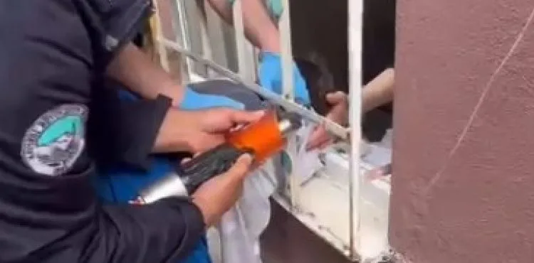 BÜYÜKŞEHİR İTFAİYESİ, KAFASI DEMİR KORKULUKLARA SIKIŞAN ÇOCUĞU KURTARDI